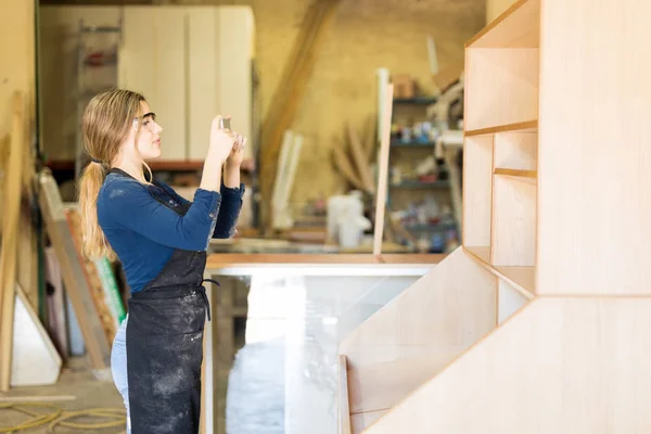 Tischlerin fotografiert Arbeit — Stockfoto