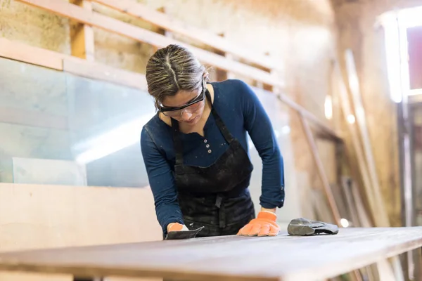 Kadın marangoz zımpara kağıdı kullanarak — Stok fotoğraf