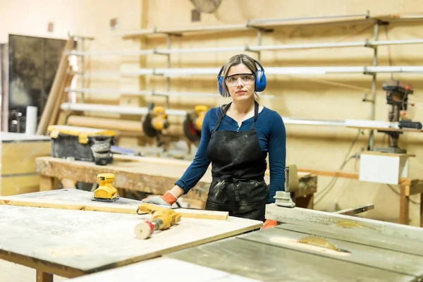 Carpinteiro feminino fazendo algum trabalho — Fotografia de Stock