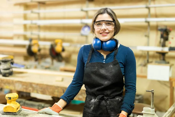 Ženské carpenter, dělat nějakou práci — Stock fotografie