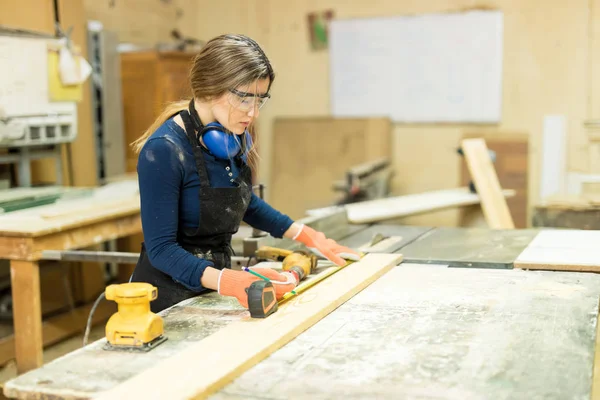 Carpintero femenino trabajando en proyecto — Foto de Stock