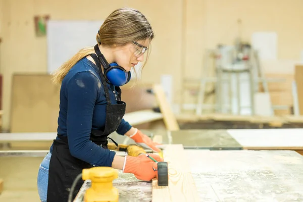 Female carpenter building furniture — Stock Photo, Image