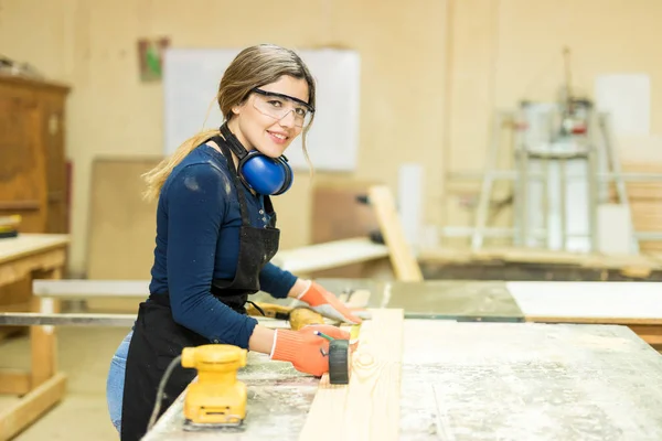 Female carpenter building furniture — Stock Photo, Image