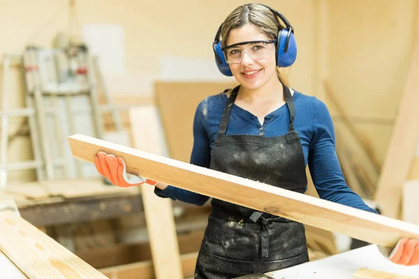 Ženské carpenter řezání dříví — Stock fotografie