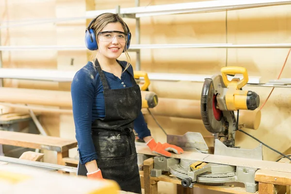 Female carpenter using circular saw — Stock Photo, Image