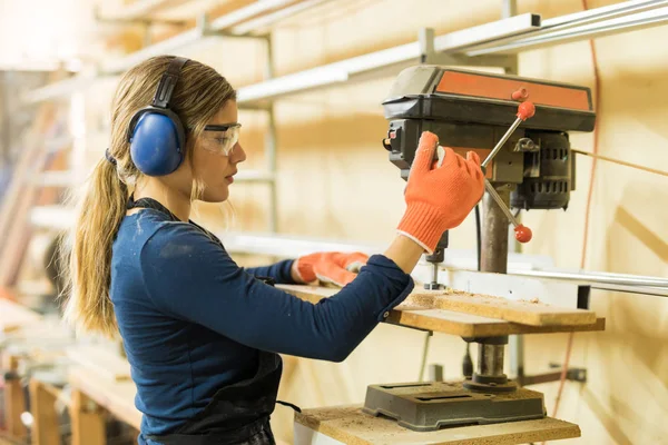 Female carpenter using drill press — Stock Photo, Image