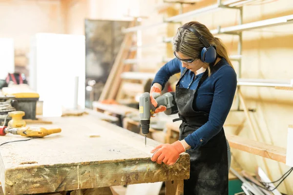 Young woman using screwdriver — Stock Photo, Image