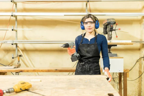 Carpintero hembra haciendo algunos trabajos de madera — Foto de Stock