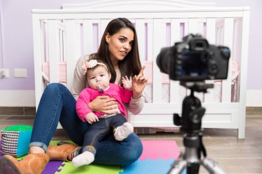 İş adlı video blogger ebeveynlik
