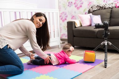 Anne ve bebek bir video kaydı