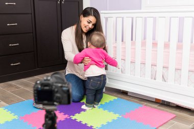 Anne bebeğini ile video kayıt