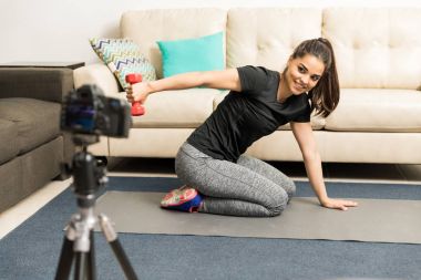 Kadın fitness tavsiye veren