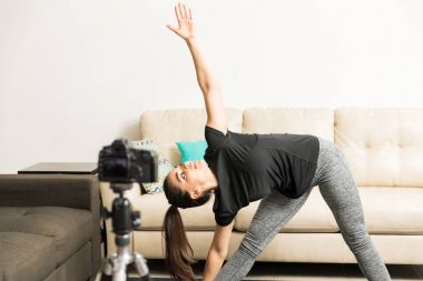 Bazı yoga yaparken fitness blogger