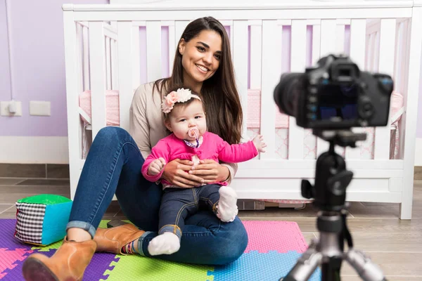 Schattig moeder doen ouderschap blog — Stockfoto