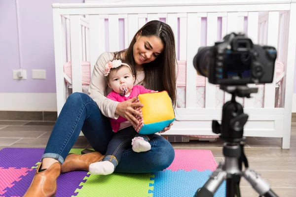Mãe e bebê gravando um vídeo — Fotografia de Stock
