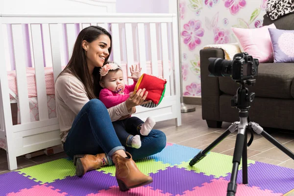 Junge Mutter nimmt Elternerziehungsblog auf — Stockfoto