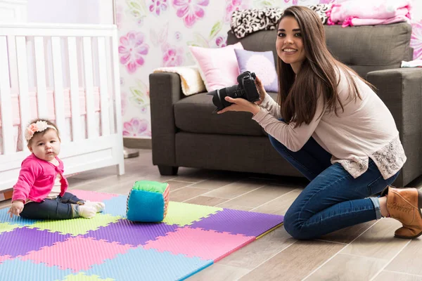 Hispanic baby photographer working — Stock Photo, Image