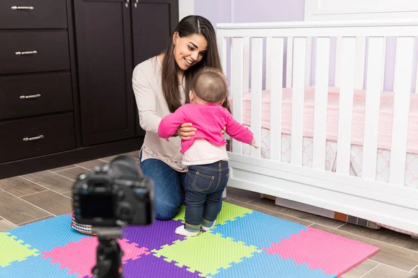 Anne bebeğini ile video kayıt