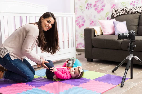 Genç anne blog için bir video kaydı