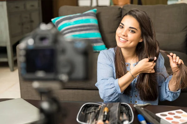 Belleza video blogger en el trabajo — Foto de Stock