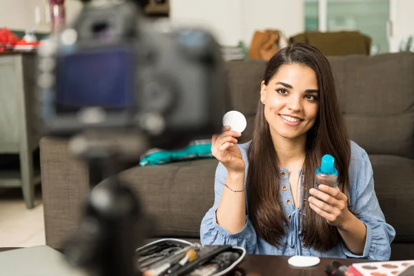 Dar consejos de belleza en un video blog —  Fotos de Stock