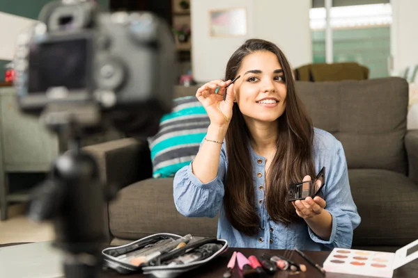 Vacker kvinna talar om smink — Stockfoto