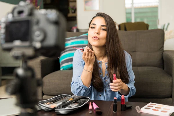 Beleza vídeo blogger soprando um beijo — Fotografia de Stock