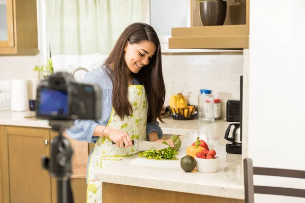 Carino donna registrazione cibo vlog — Foto Stock