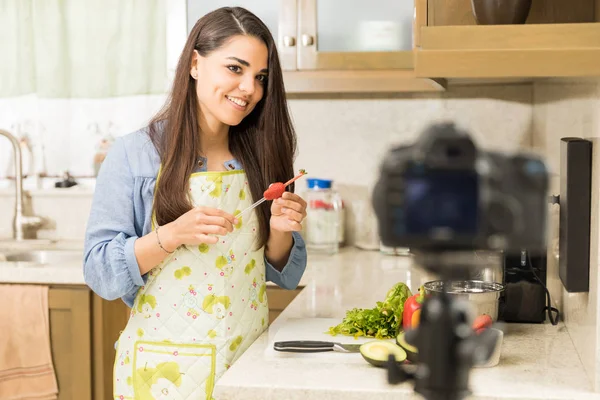 Bella ragazza registrando un tutorial di cucina — Foto Stock