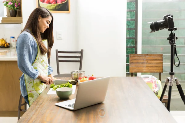 Video blogger cocinando algo de comida —  Fotos de Stock