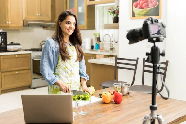 Jolie fille faire de la vidéo pour un blog alimentaire — Photo