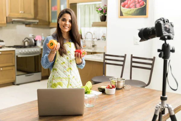 食べ物のブログをやってきれいな女性 — ストック写真