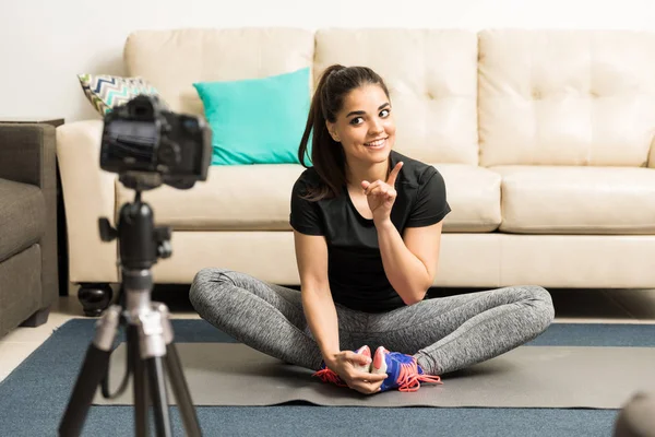 Mujer dando consejos de fitness en su vlog — Foto de Stock