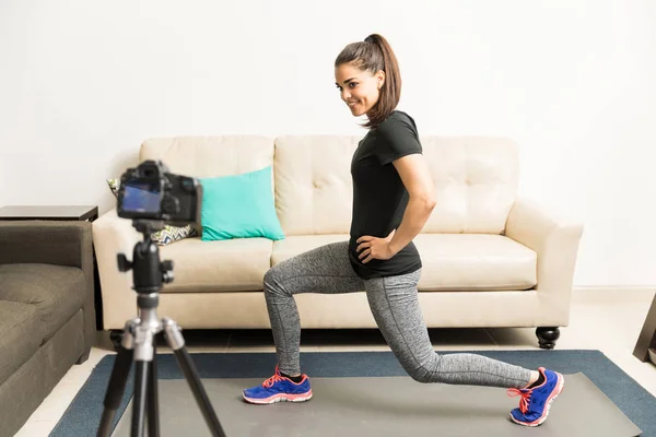 Blogger fitness demostrando un ejercicio — Foto de Stock