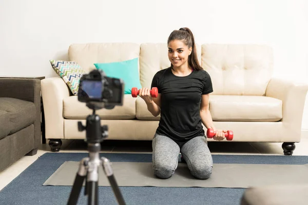 Cute fitness blogger giving some advice — Stock Photo, Image