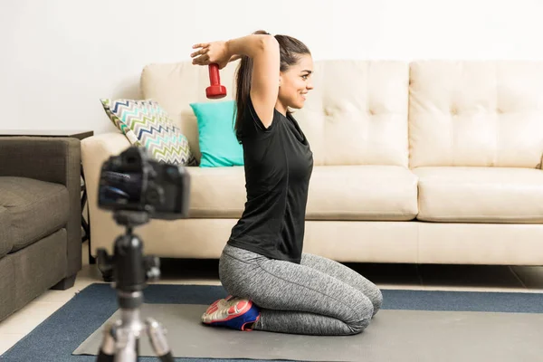 Mujer grabando un video para su blog de fitness — Foto de Stock