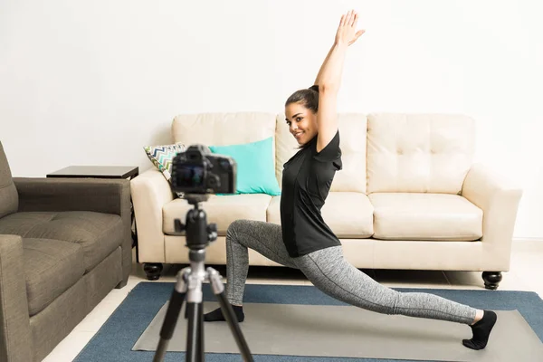 Fitness vlogger haciendo yoga — Foto de Stock