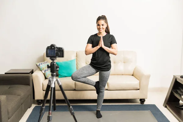 Yoga blogger grabando un video — Foto de Stock