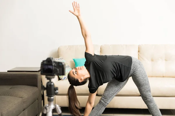 Blogger Fitness haciendo yoga — Foto de Stock