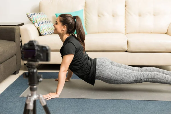 Blogger fitness practicando yoga — Foto de Stock