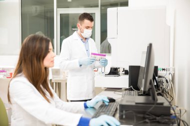 Bir laboratuarda çalışan kimyagerler birkaç