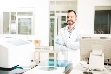 Modern bir laboratuarda çalışan erkek kimyager