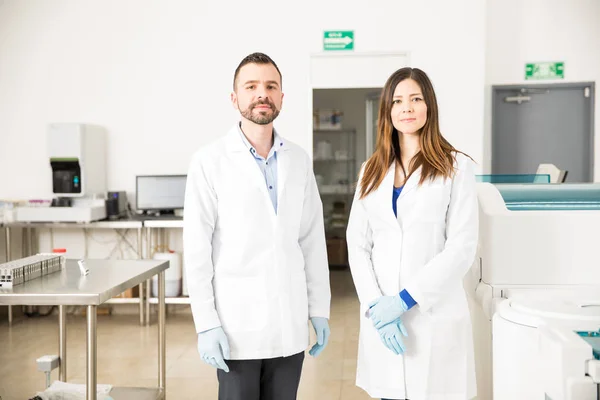 Equipe de químicos prontos para executar alguns testes — Fotografia de Stock