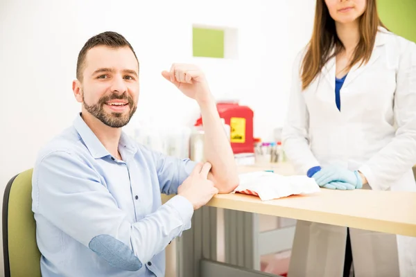 Il ragazzo ha appena fatto un esame del sangue. — Foto Stock