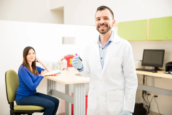 Bir kan testi tüp ile mutlu doktor — Stok fotoğraf