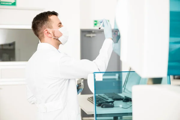 Химик проводит анализ крови в лаборатории — стоковое фото