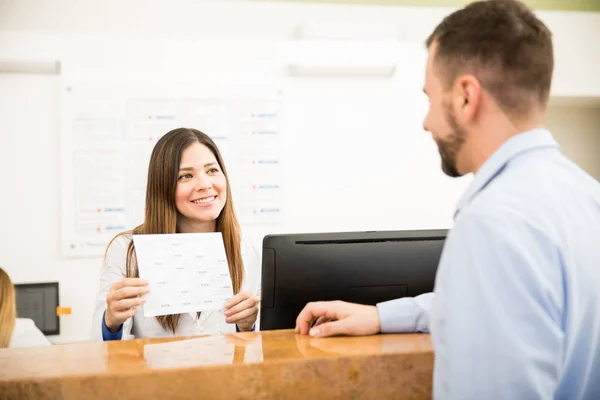 Receptionisten visar tjänster och kostnader — Stockfoto