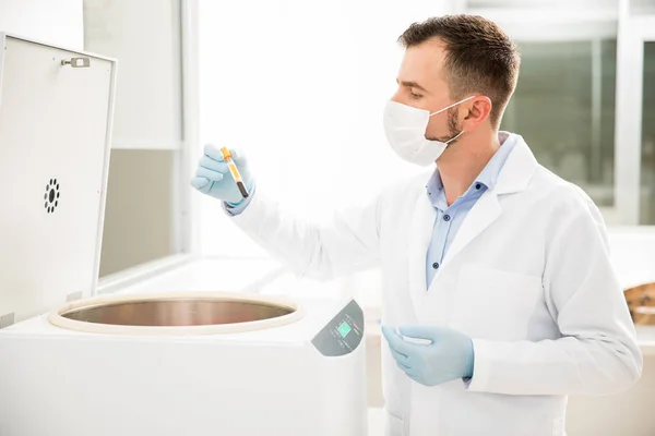 Químico usando centrifugadora em laboratório — Fotografia de Stock