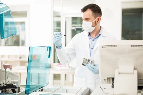 Chimico che analizza il sangue in un laboratorio — Foto Stock