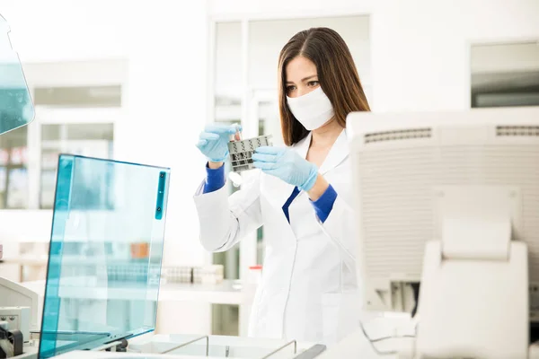 Kobiece chemik analizując niektóre krwi — Zdjęcie stockowe